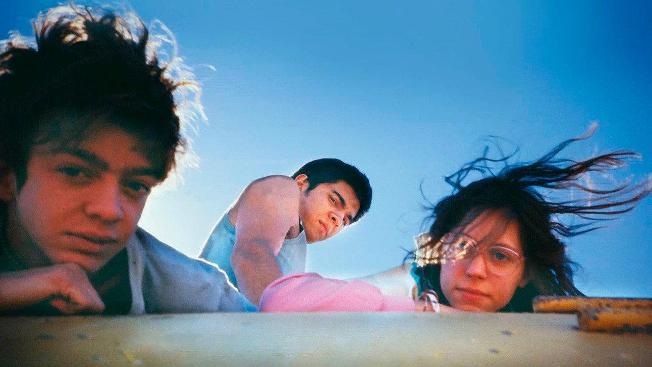 湛蓝天空下
